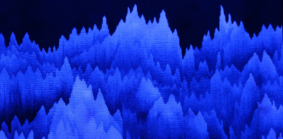 Panoramique polyphonique, Cécile Le Talec, détail de l'intérieur du tissage exposé à la lumière noire