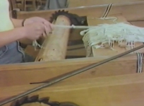 Réal. P. Cazals, 1986, 18 min. Toutes les étapes de fabrication d'une tapisserie de basse lisse à Aubusson, du montage de la chaîne à la tombée de métier. Lissière : Catherine Ruby.